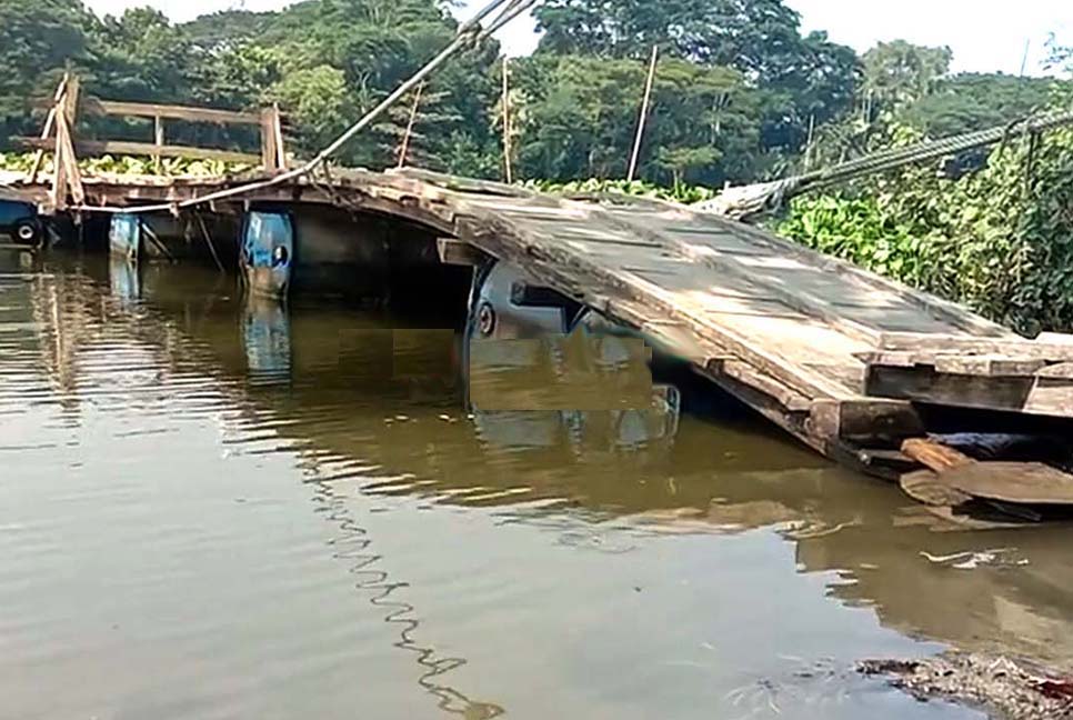 কলাপাড়ায় নড়বড়ে ভাসমান কাঠের সেতু, ভোগান্তিতে ৫ গ্রামের মানুষ